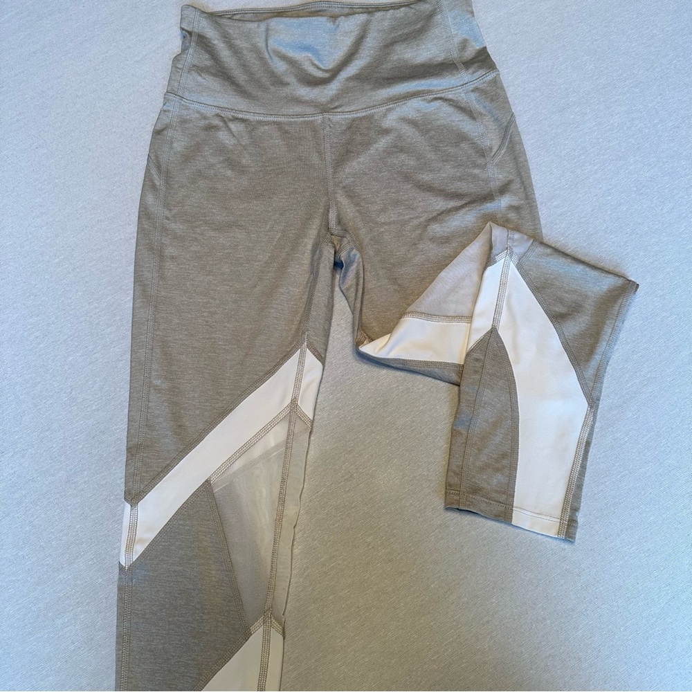 NWOT XERSION LEGGINGS GRAY & WHITE With Mesh Breathable Knee Worn once